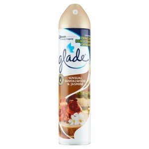Odświeżacz spray Glade by BRISE drzewo sandałowe z jaśminem 300ml
