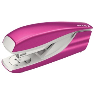 Zszywacz średni metalowy LEITZ New Nexxt, różowy 30 kartek /55021023/
